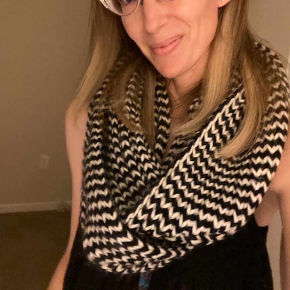 Black & White Crochet Infinity Scarf - One Size♥️